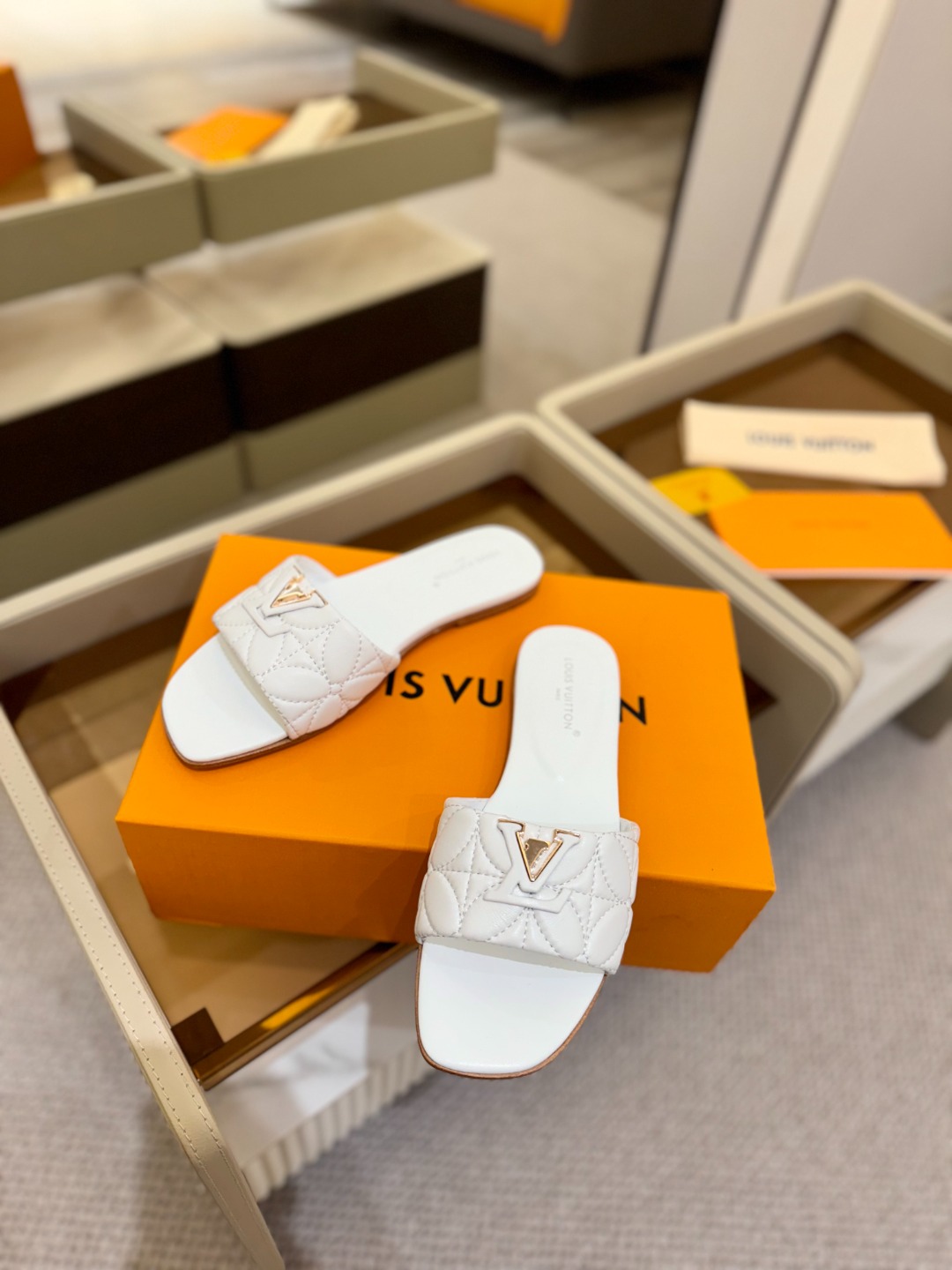 
【代购级】、Louis Vuitton 2025 款官网系列拖鞋！完美楦型、LV最新电绣纹工艺、更显优