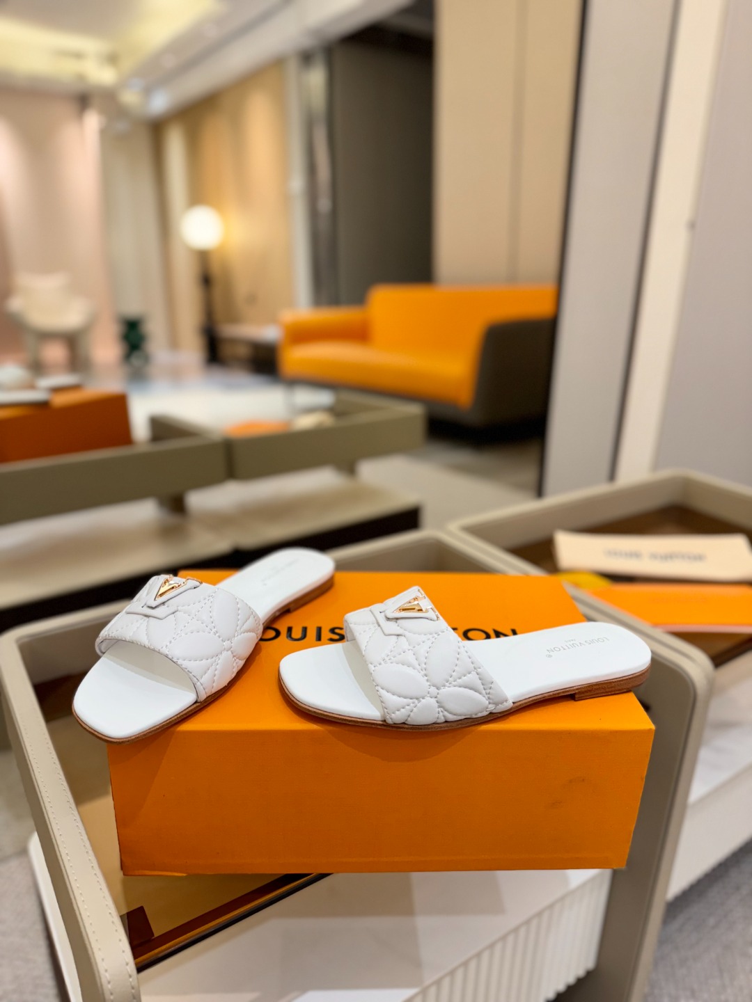 
【代购级】、Louis Vuitton 2025 款官网系列拖鞋！完美楦型、LV最新电绣纹工艺、更显优