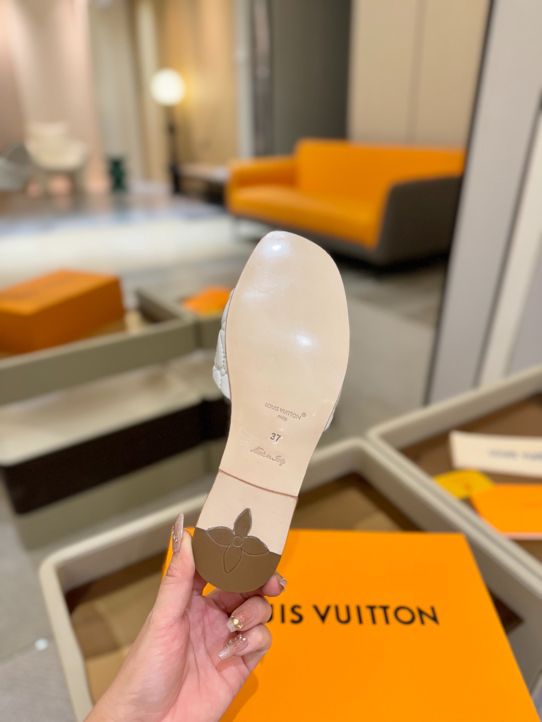 
【代购级】、Louis Vuitton 2025 款官网系列拖鞋！完美楦型、LV最新电绣纹工艺、更显优