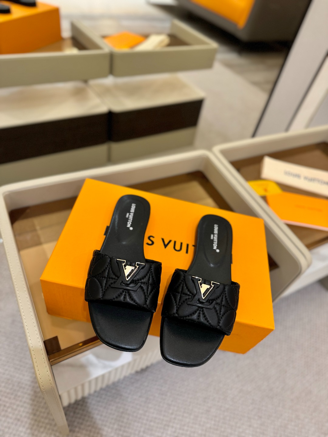 
【代购级】、Louis Vuitton 2025 款官网系列拖鞋！完美楦型、LV最新电绣纹工艺、更显优