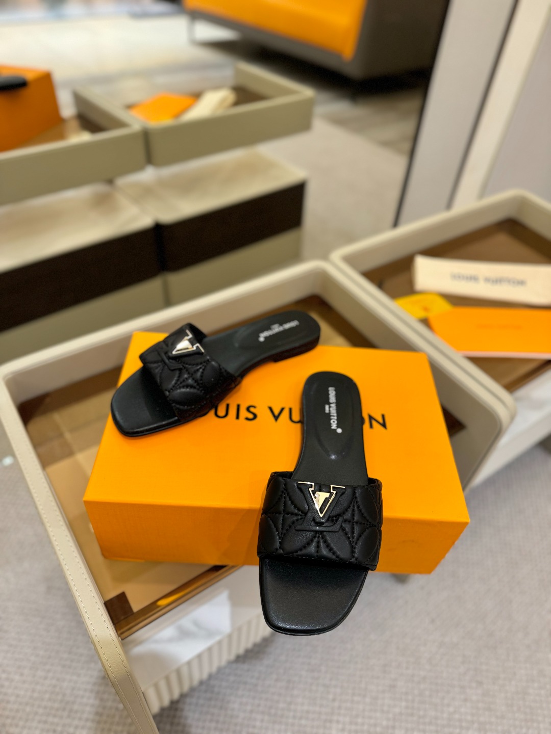 
【代购级】、Louis Vuitton 2025 款官网系列拖鞋！完美楦型、LV最新电绣纹工艺、更显优