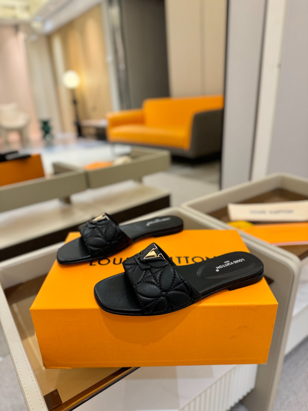 
【代购级】、Louis Vuitton 2025 款官网系列拖鞋！完美楦型、LV最新电绣纹工艺、更显优