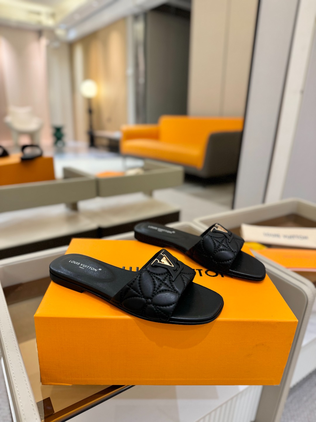
【代购级】、Louis Vuitton 2025 款官网系列拖鞋！完美楦型、LV最新电绣纹工艺、更显优