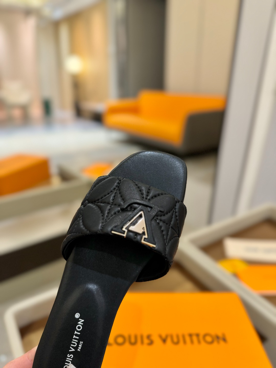 
【代购级】、Louis Vuitton 2025 款官网系列拖鞋！完美楦型、LV最新电绣纹工艺、更显优