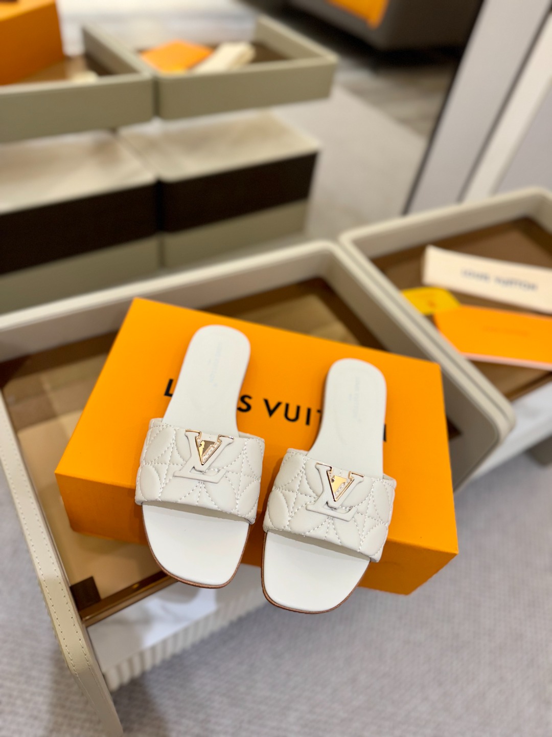 
【代购级】、Louis Vuitton 2025 款官网系列拖鞋！完美楦型、LV最新电绣纹工艺、更显优