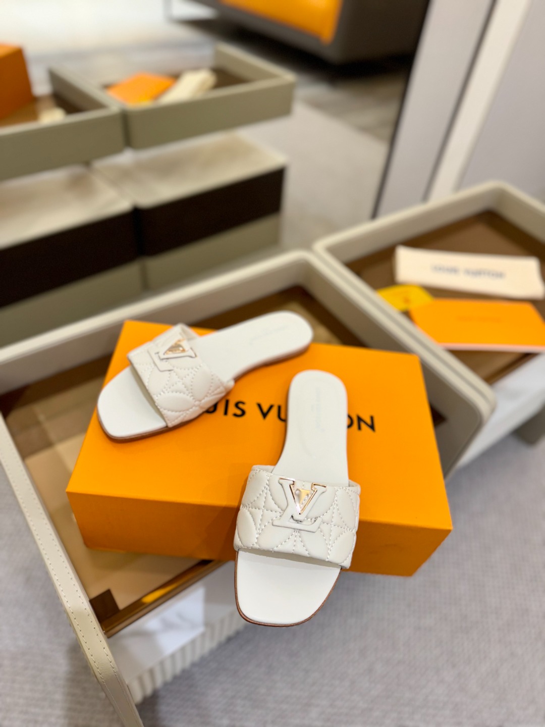 
【代购级】、Louis Vuitton 2025 款官网系列拖鞋！完美楦型、LV最新电绣纹工艺、更显优