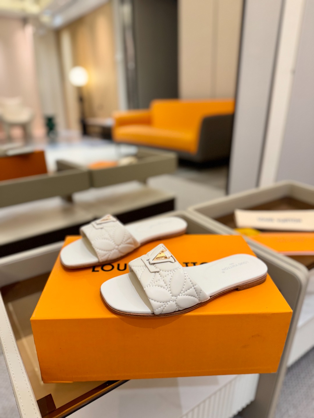 
【代购级】、Louis Vuitton 2025 款官网系列拖鞋！完美楦型、LV最新电绣纹工艺、更显优