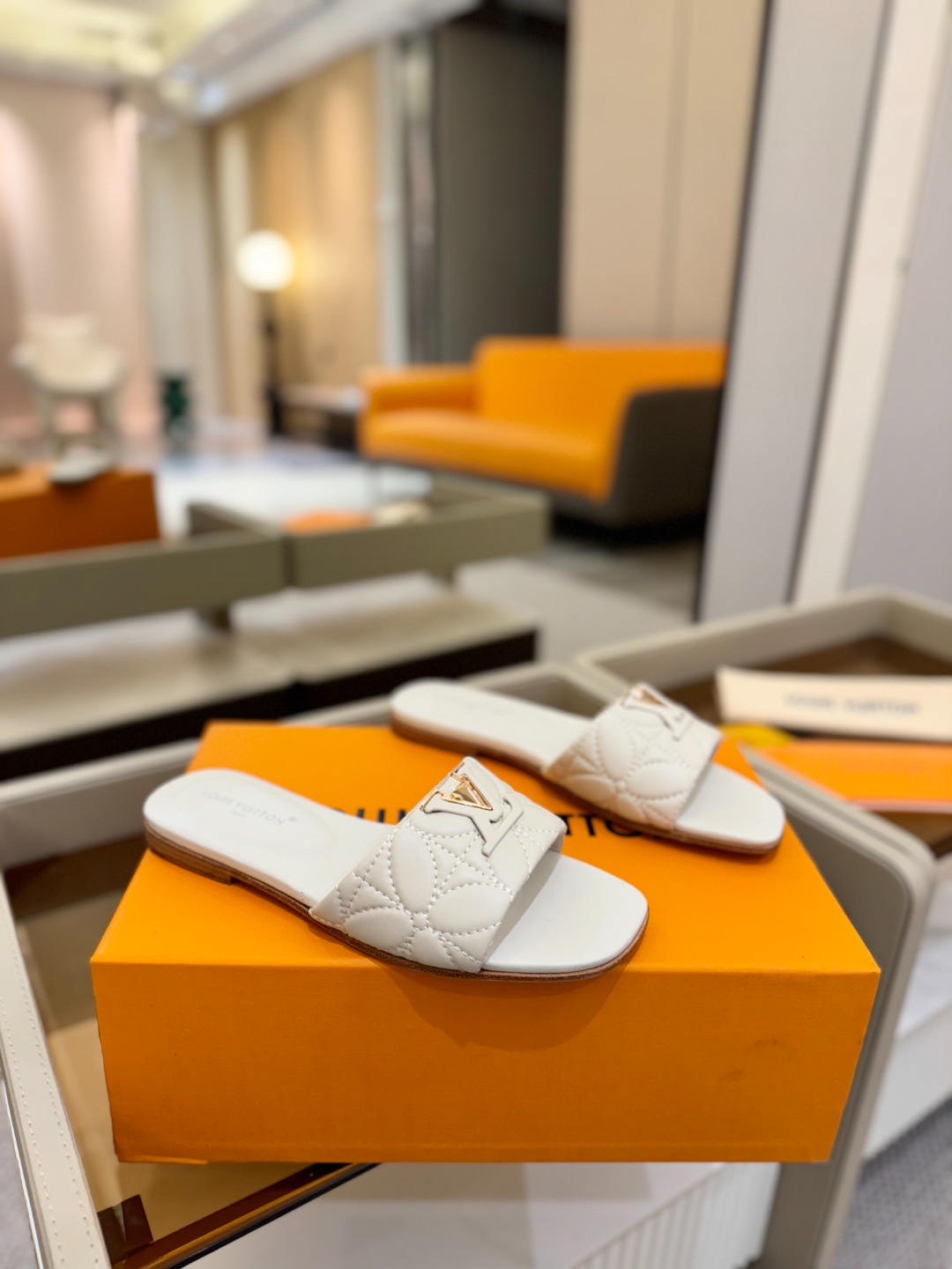 
【代购级】、Louis Vuitton 2025 款官网系列拖鞋！完美楦型、LV最新电绣纹工艺、更显优