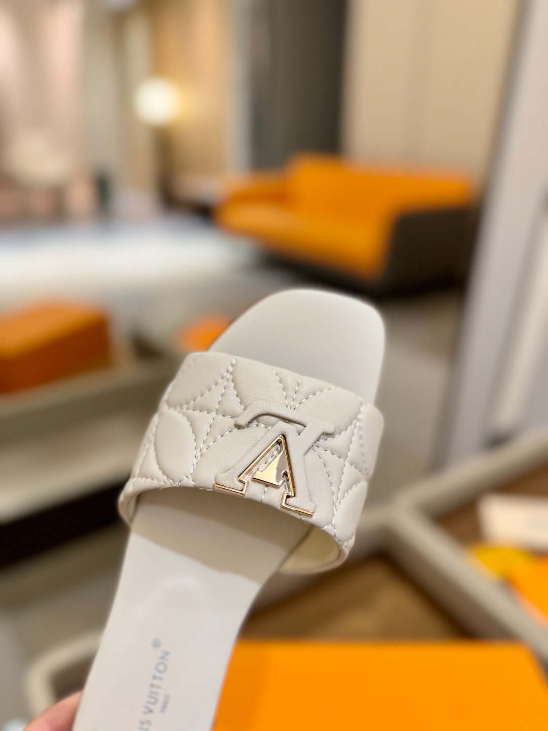 
【代购级】、Louis Vuitton 2025 款官网系列拖鞋！完美楦型、LV最新电绣纹工艺、更显优