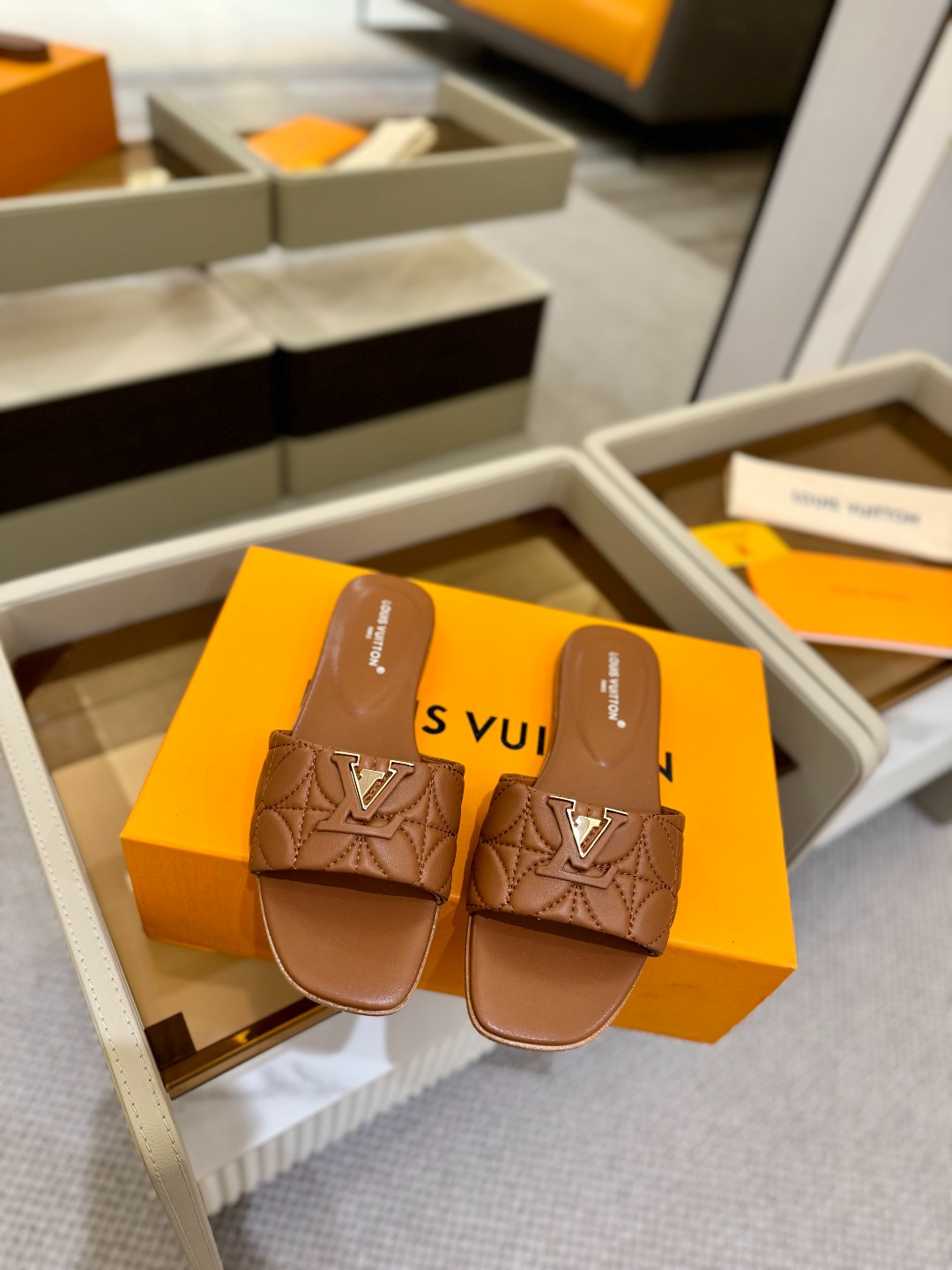 
【代购级】、Louis Vuitton 2025 款官网系列拖鞋！完美楦型、LV最新电绣纹工艺、更显优