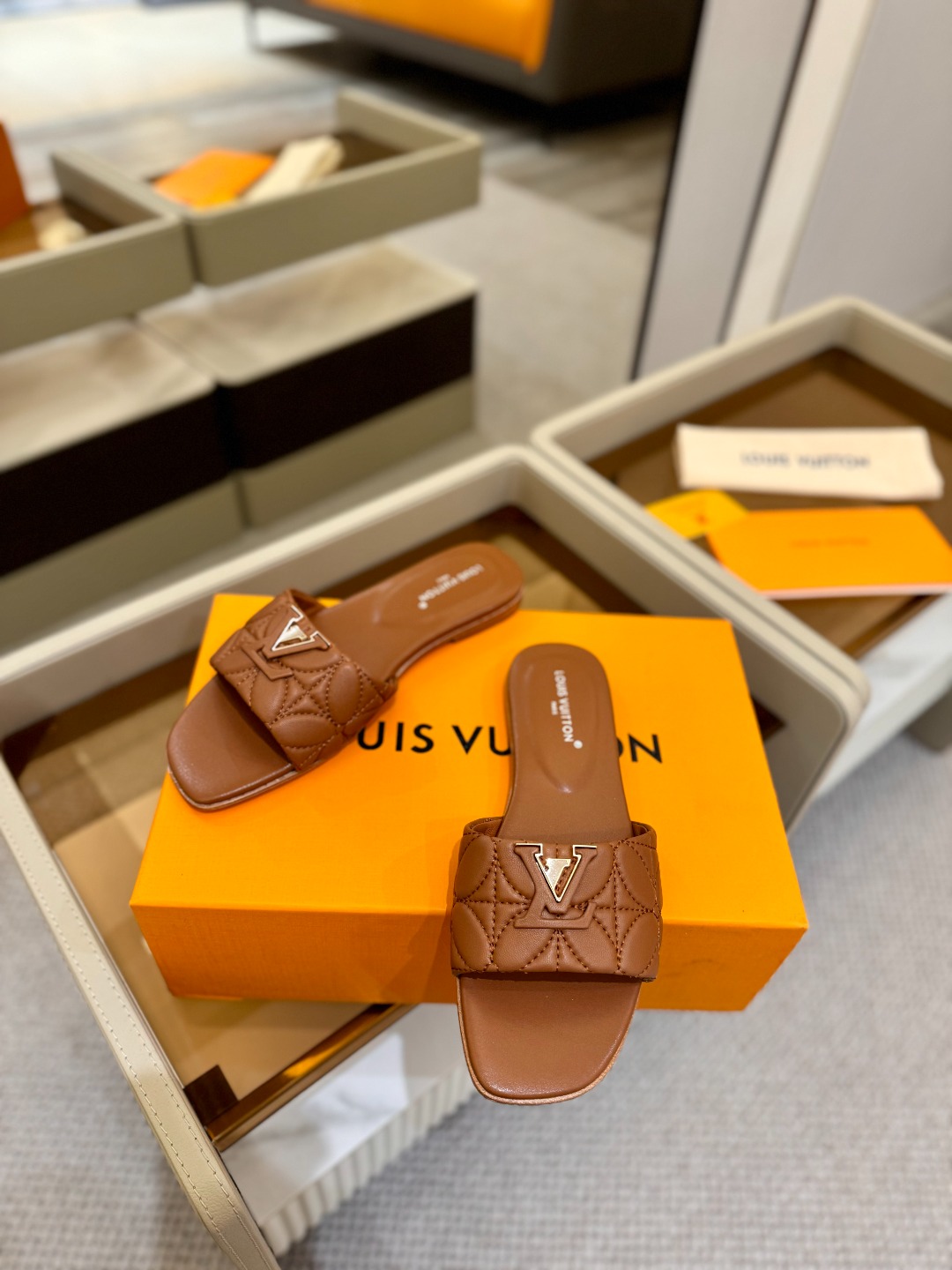 
【代购级】、Louis Vuitton 2025 款官网系列拖鞋！完美楦型、LV最新电绣纹工艺、更显优