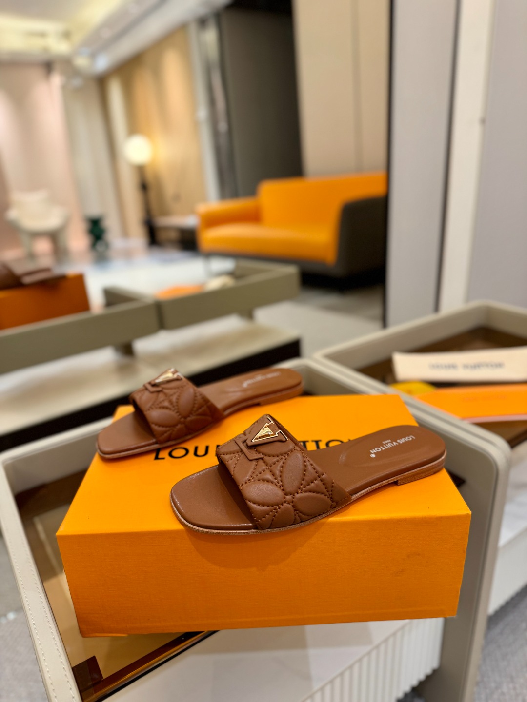 
【代购级】、Louis Vuitton 2025 款官网系列拖鞋！完美楦型、LV最新电绣纹工艺、更显优