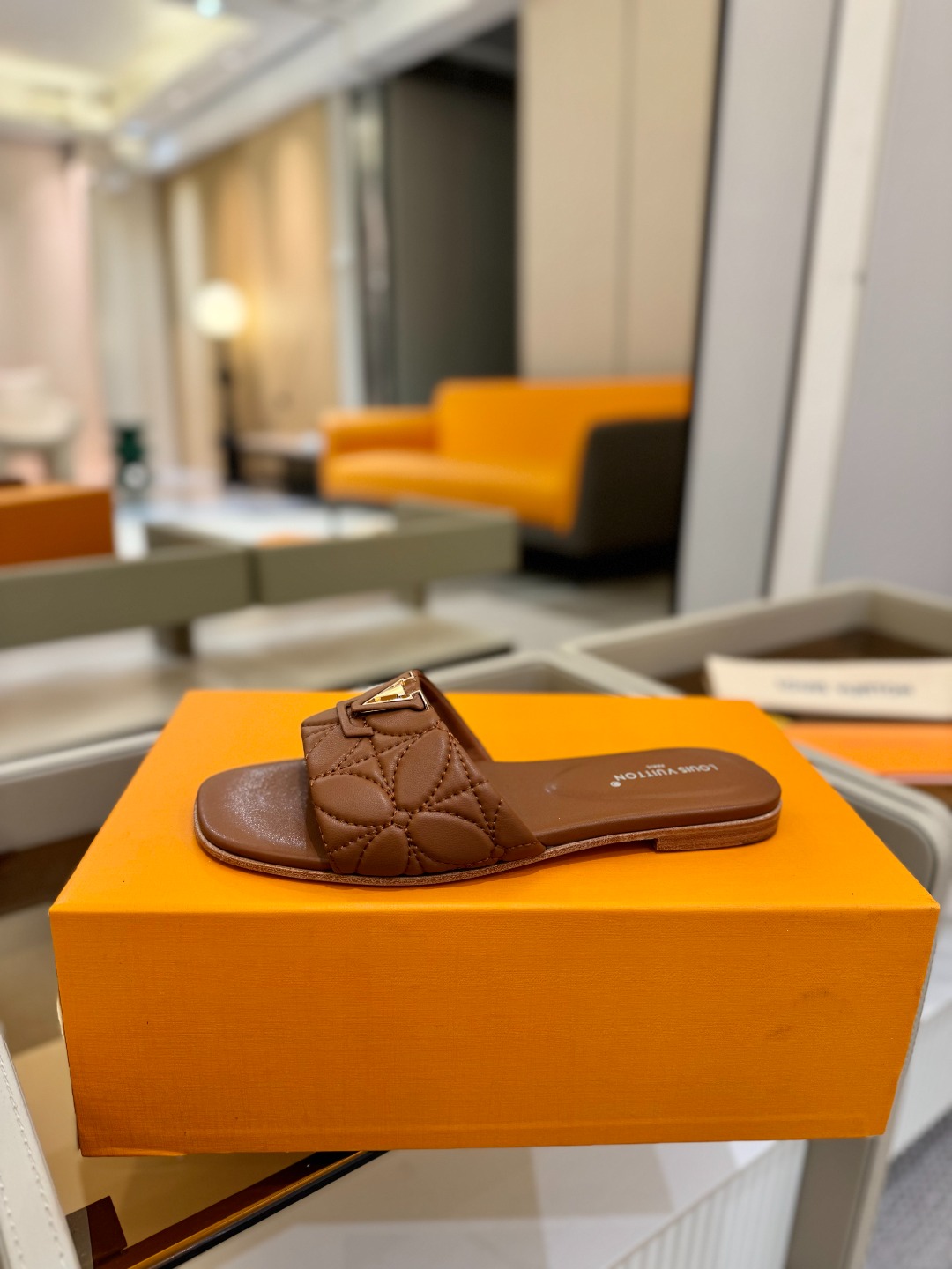 
【代购级】、Louis Vuitton 2025 款官网系列拖鞋！完美楦型、LV最新电绣纹工艺、更显优