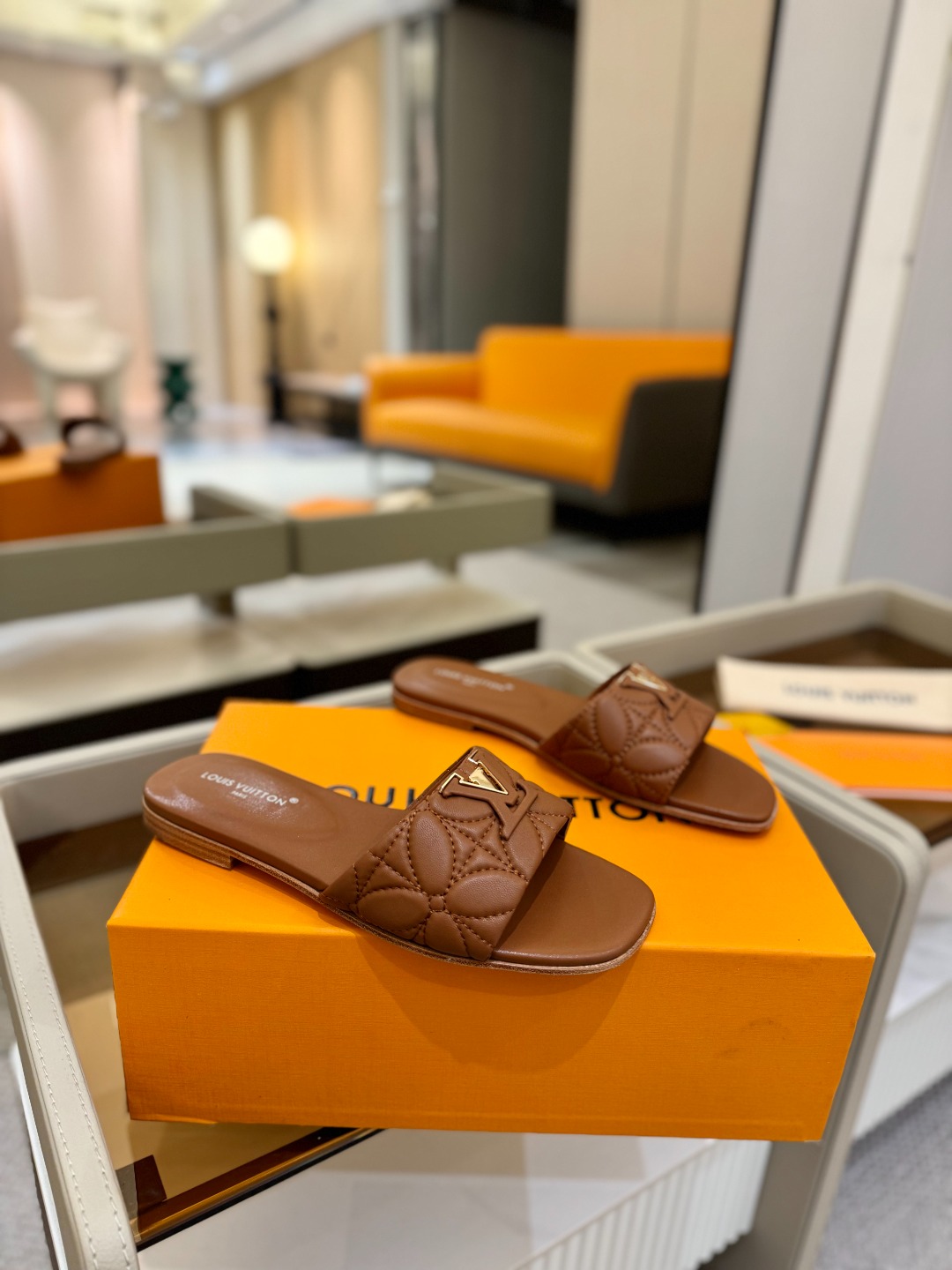 
【代购级】、Louis Vuitton 2025 款官网系列拖鞋！完美楦型、LV最新电绣纹工艺、更显优