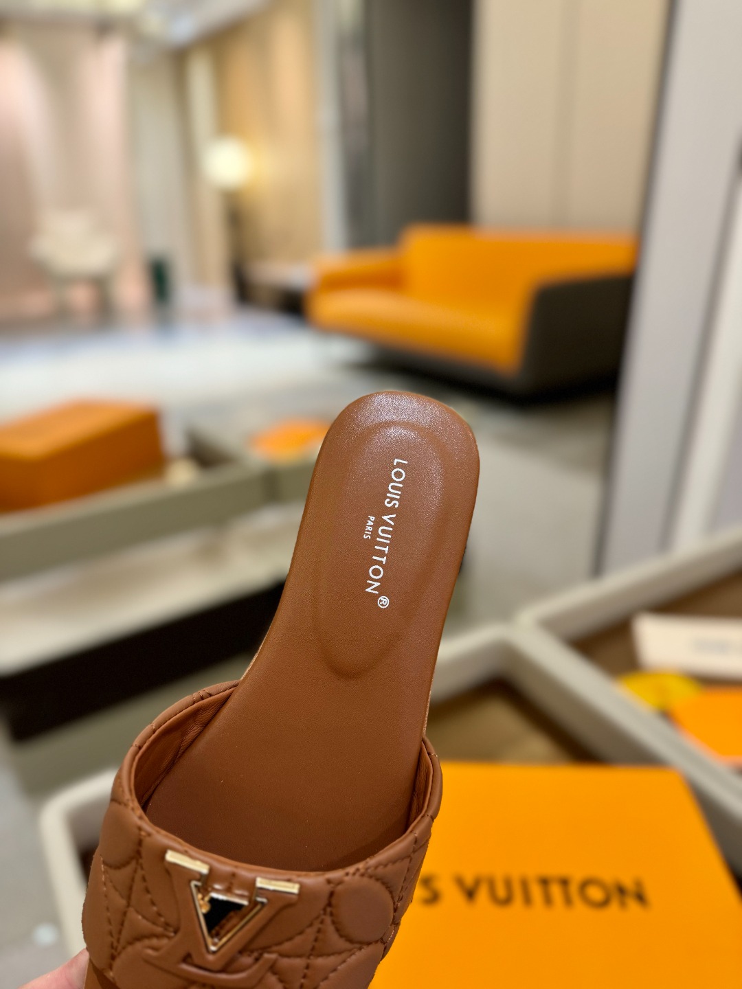 
【代购级】、Louis Vuitton 2025 款官网系列拖鞋！完美楦型、LV最新电绣纹工艺、更显优