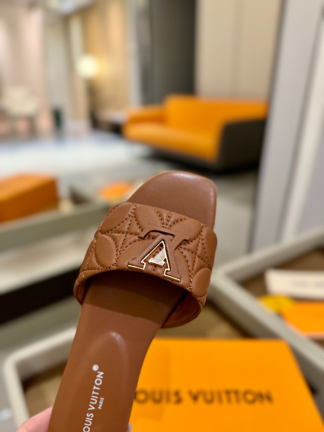 
【代购级】、Louis Vuitton 2025 款官网系列拖鞋！完美楦型、LV最新电绣纹工艺、更显优