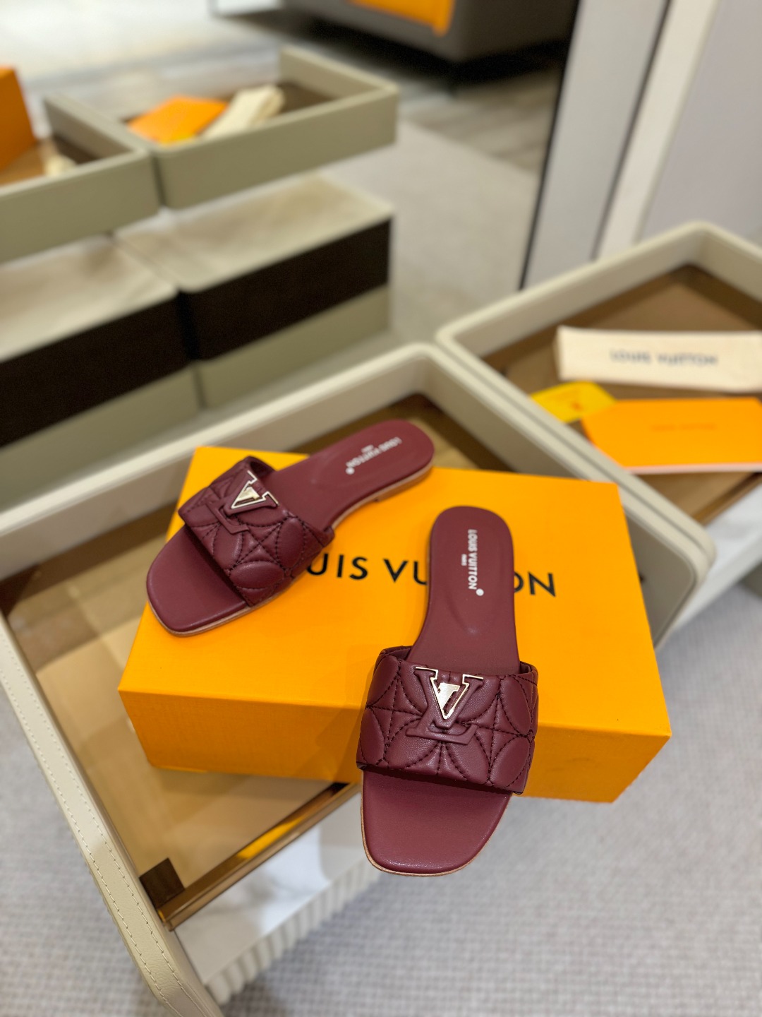 
【代购级】、Louis Vuitton 2025 款官网系列拖鞋！完美楦型、LV最新电绣纹工艺、更显优