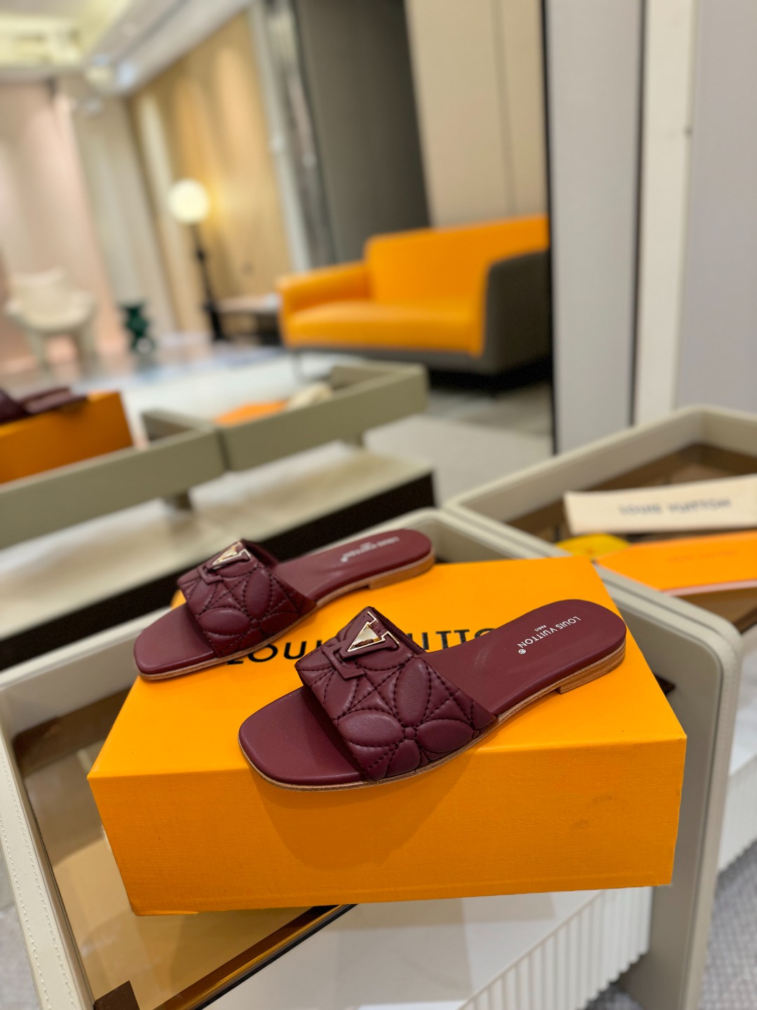 
【代购级】、Louis Vuitton 2025 款官网系列拖鞋！完美楦型、LV最新电绣纹工艺、更显优