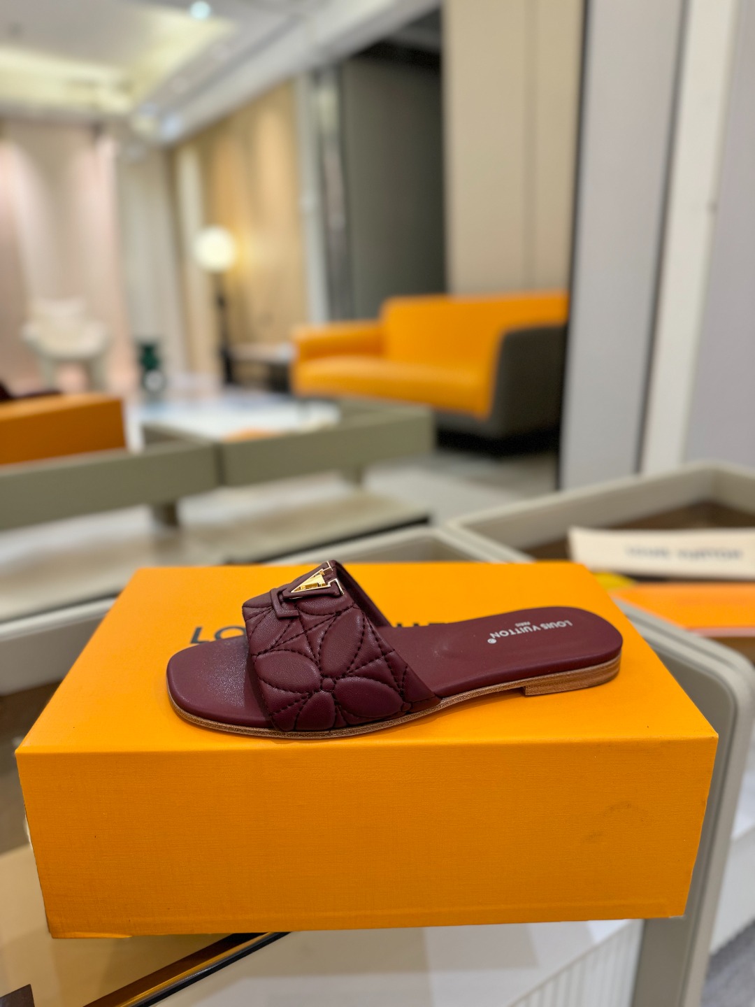 
【代购级】、Louis Vuitton 2025 款官网系列拖鞋！完美楦型、LV最新电绣纹工艺、更显优
