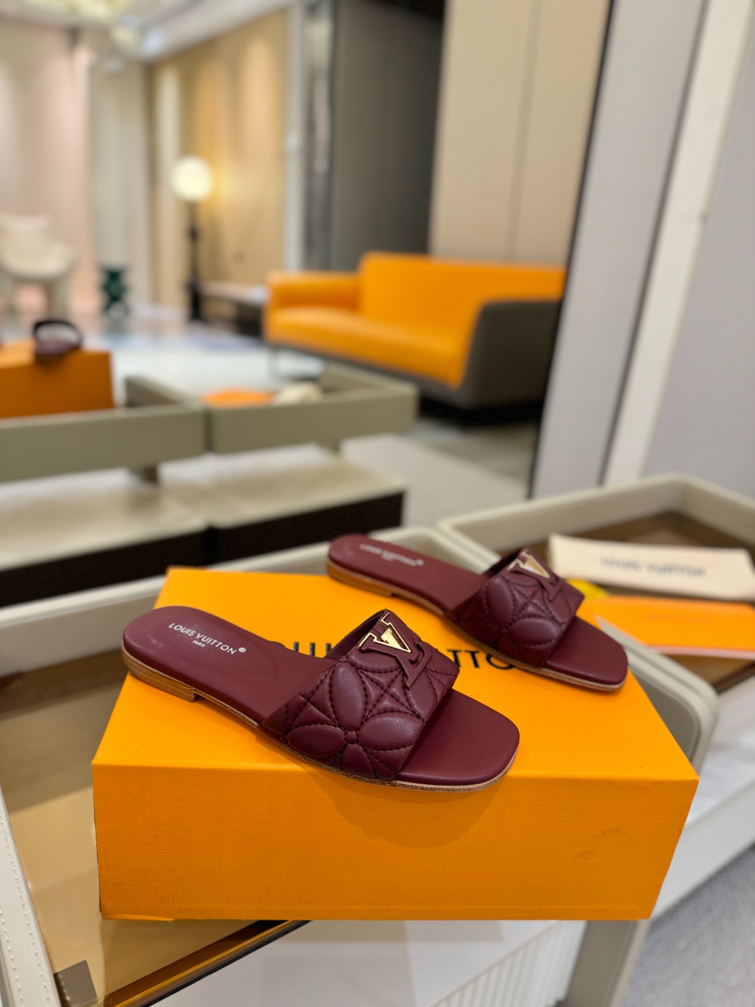 
【代购级】、Louis Vuitton 2025 款官网系列拖鞋！完美楦型、LV最新电绣纹工艺、更显优