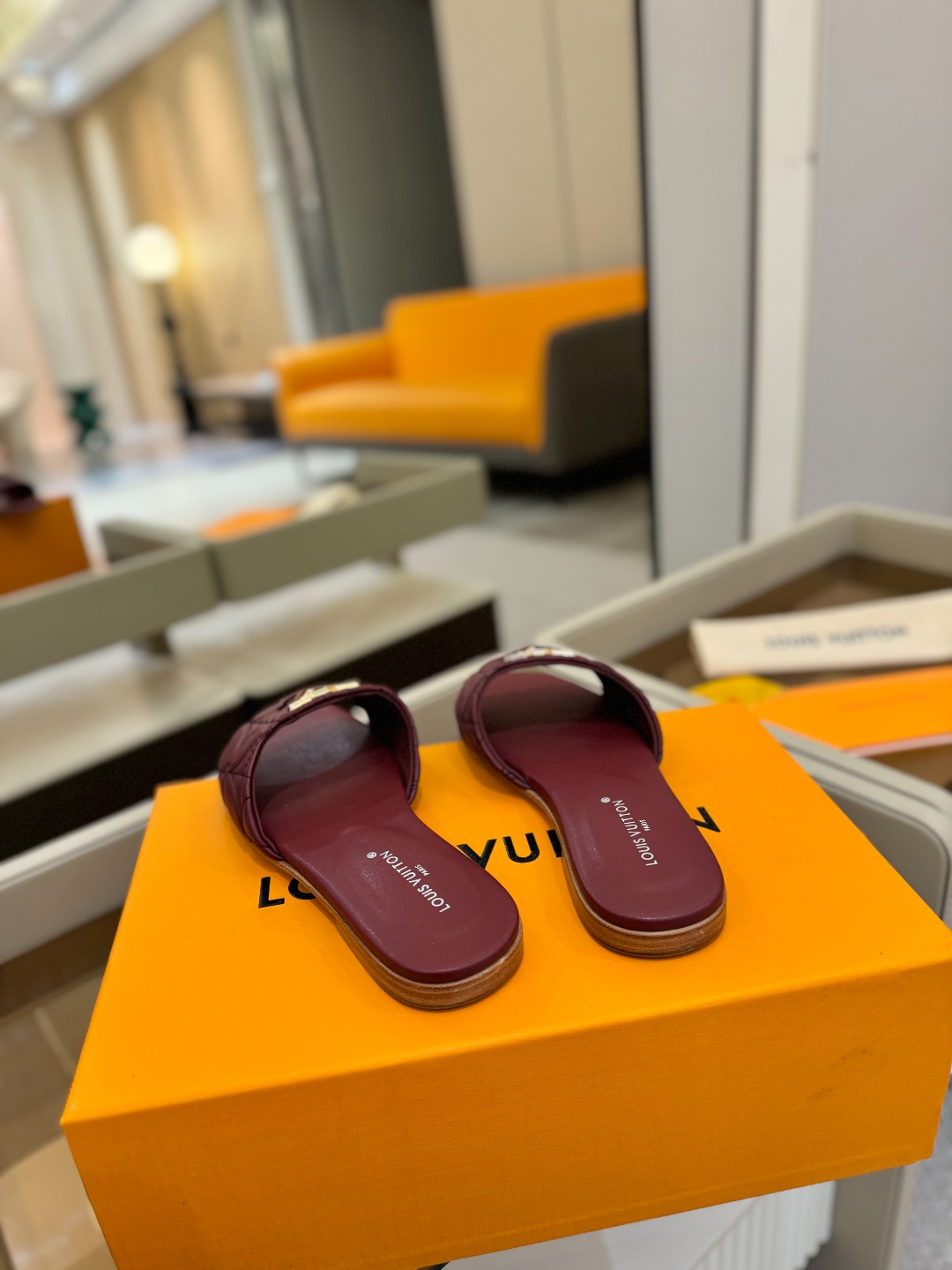 
【代购级】、Louis Vuitton 2025 款官网系列拖鞋！完美楦型、LV最新电绣纹工艺、更显优