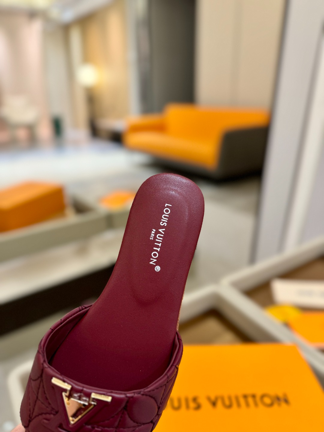 
【代购级】、Louis Vuitton 2025 款官网系列拖鞋！完美楦型、LV最新电绣纹工艺、更显优