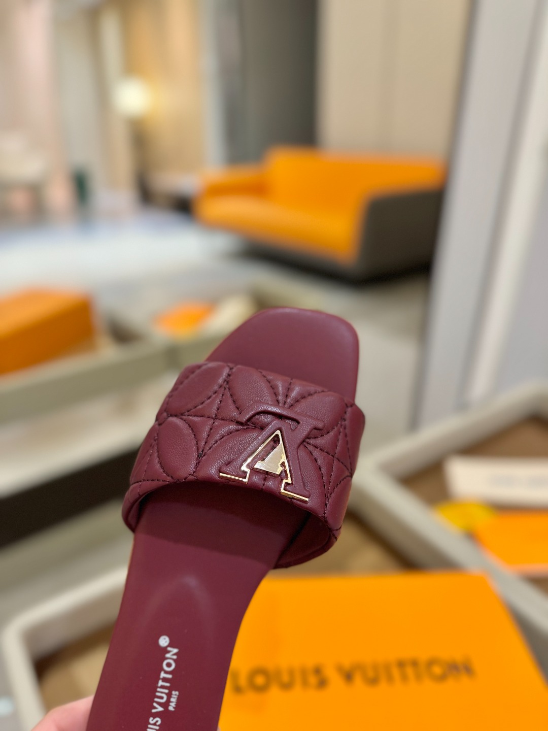 
【代购级】、Louis Vuitton 2025 款官网系列拖鞋！完美楦型、LV最新电绣纹工艺、更显优