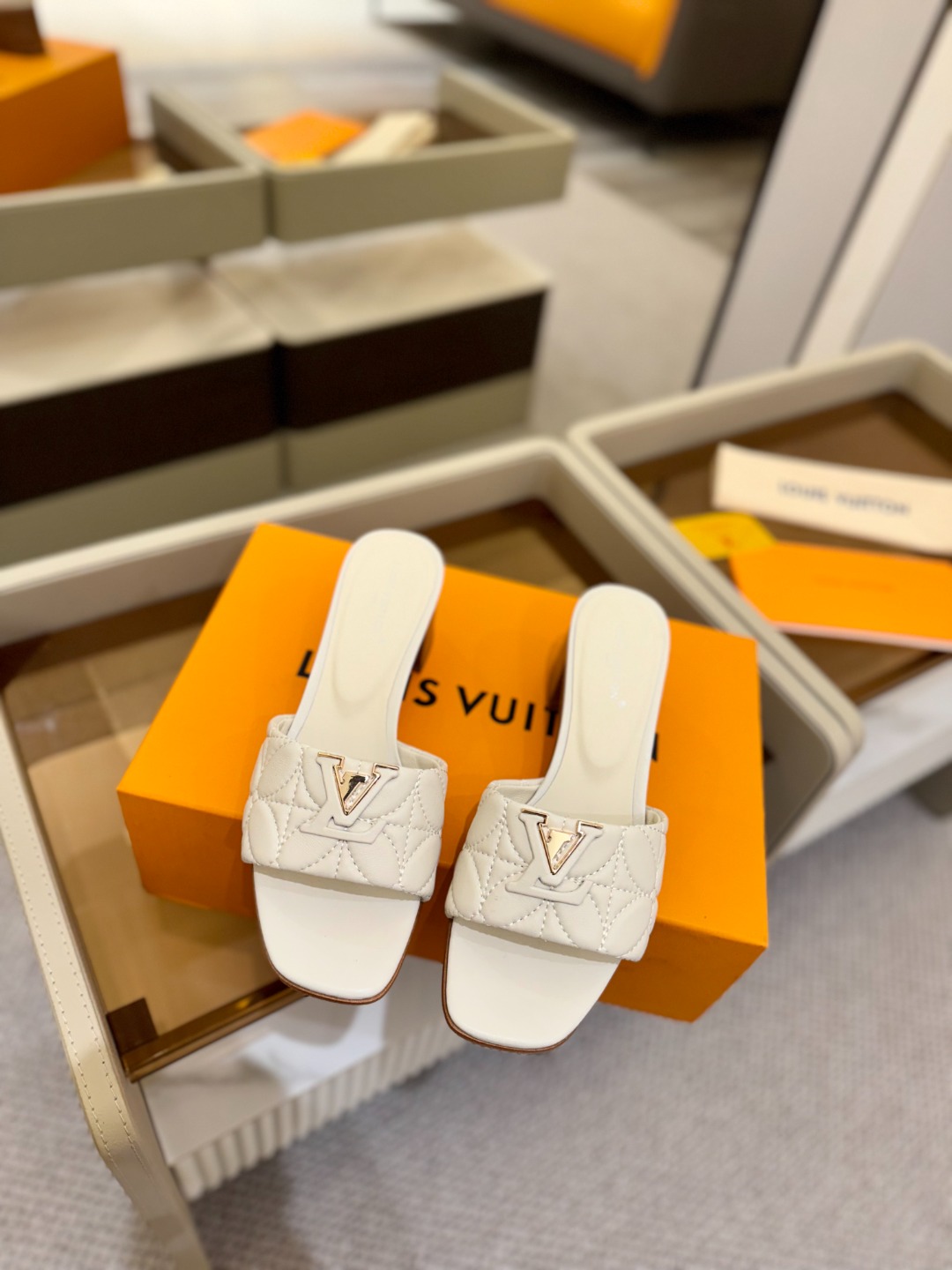 
【代购级】、Louis Vuitton 2025 款官网系列拖鞋！完美楦型、LV最新电绣纹工艺、更显优