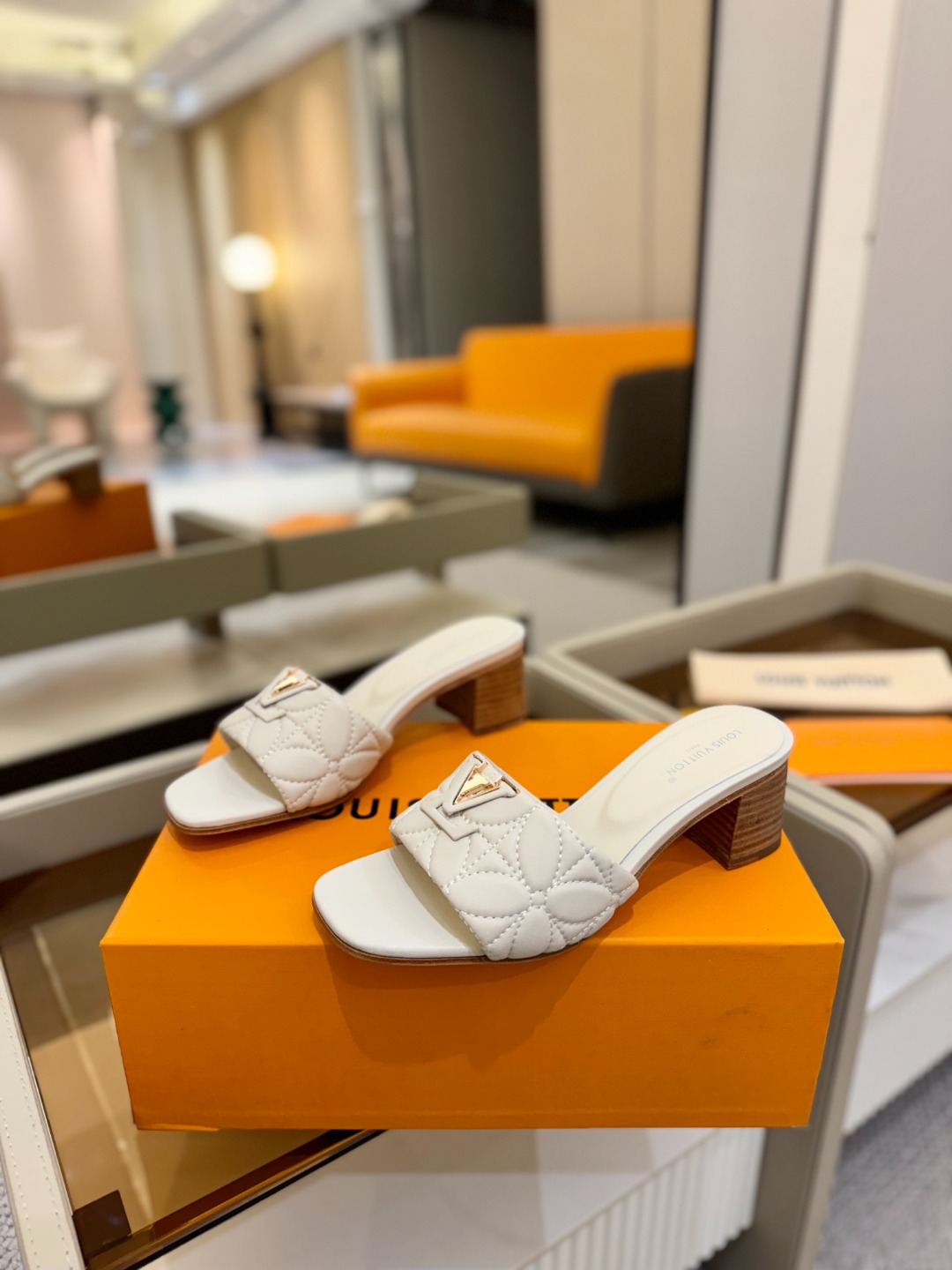 
【代购级】、Louis Vuitton 2025 款官网系列拖鞋！完美楦型、LV最新电绣纹工艺、更显优