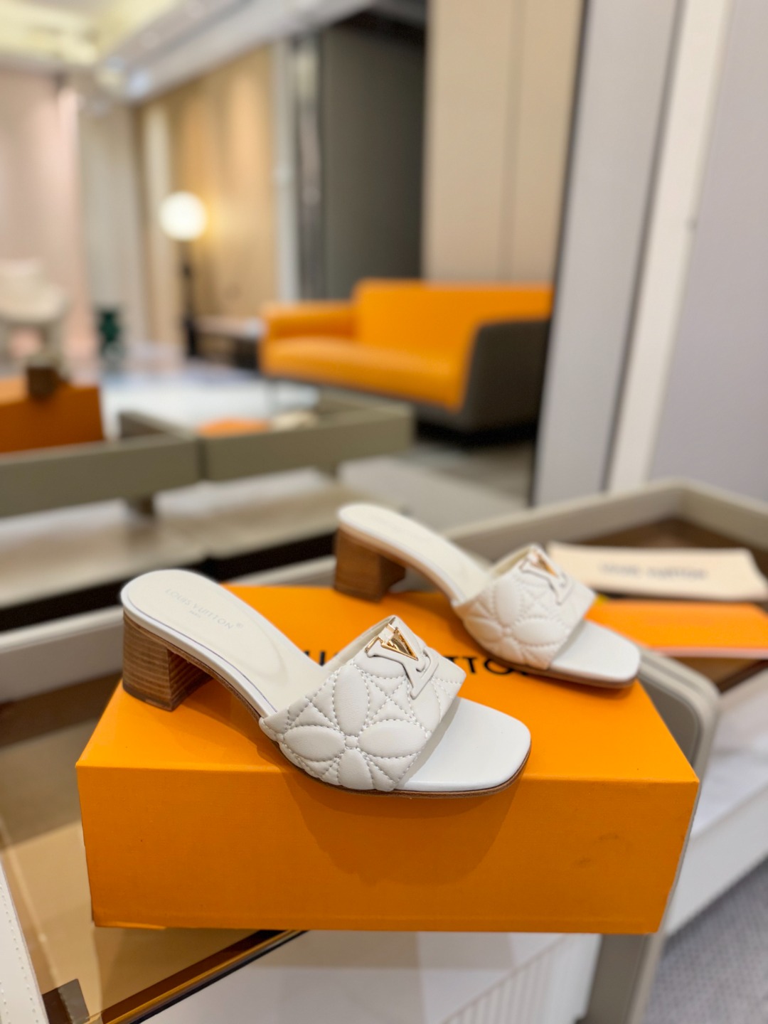 
【代购级】、Louis Vuitton 2025 款官网系列拖鞋！完美楦型、LV最新电绣纹工艺、更显优