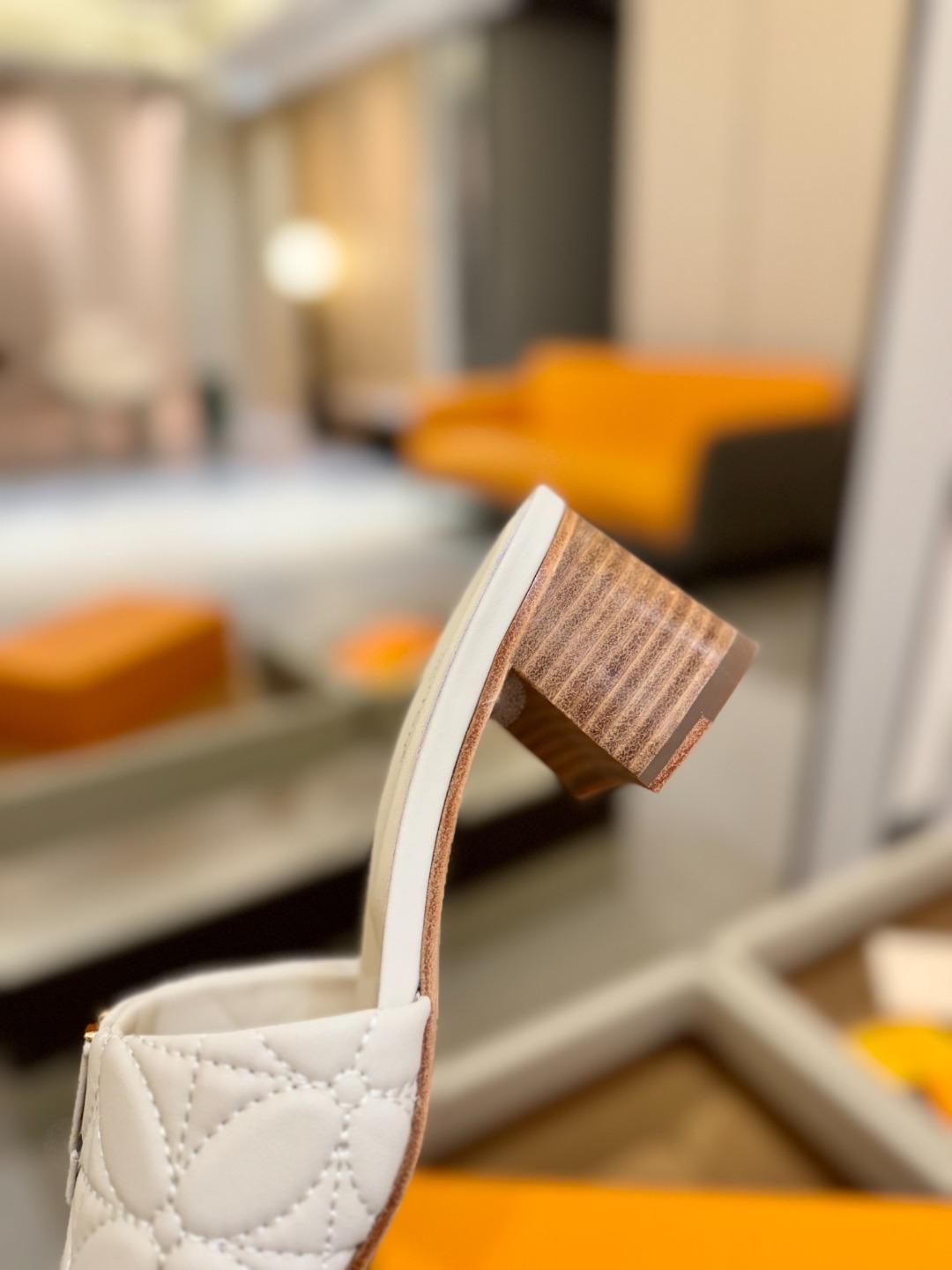 
【代购级】、Louis Vuitton 2025 款官网系列拖鞋！完美楦型、LV最新电绣纹工艺、更显优