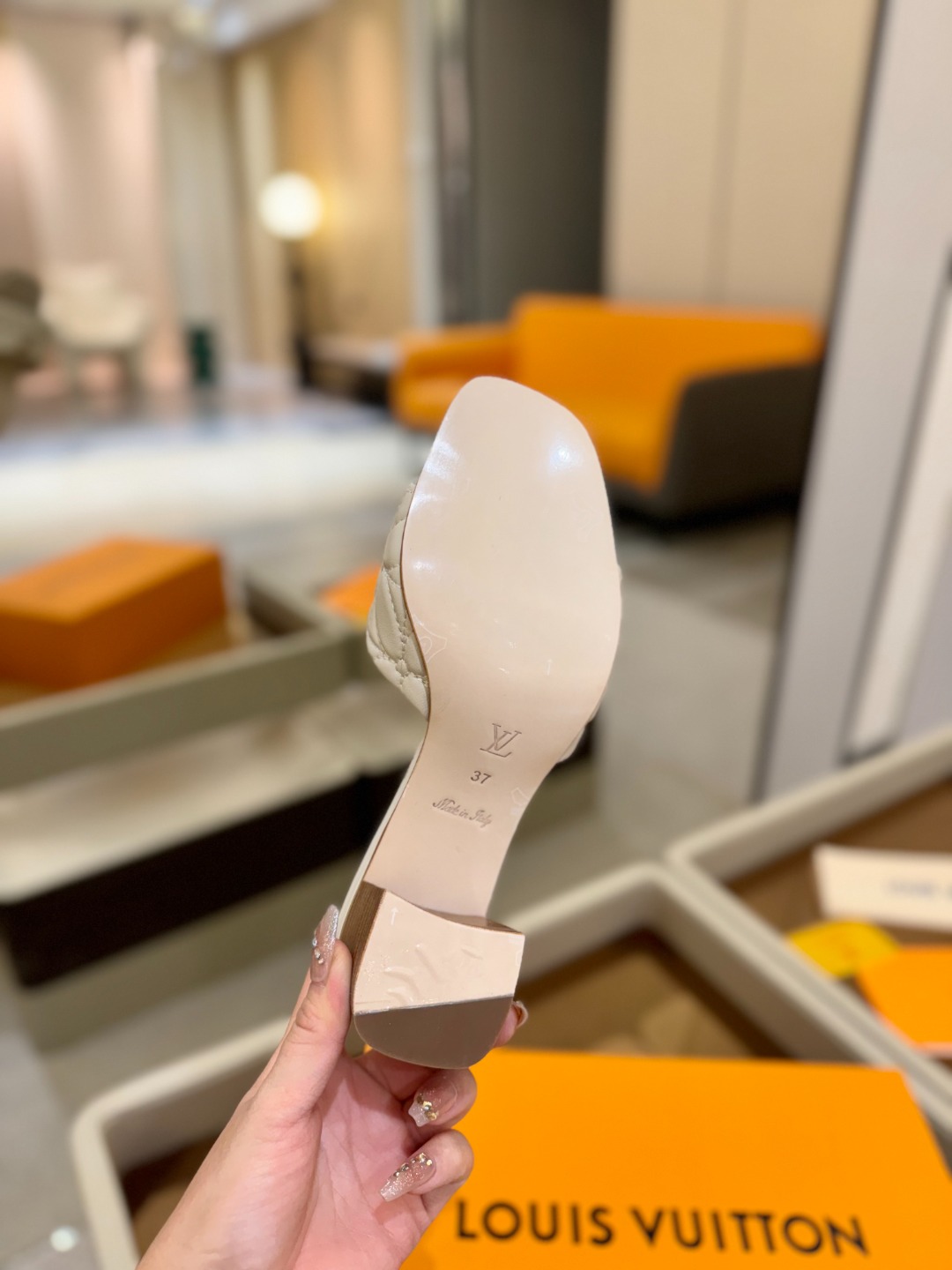 
【代购级】、Louis Vuitton 2025 款官网系列拖鞋！完美楦型、LV最新电绣纹工艺、更显优