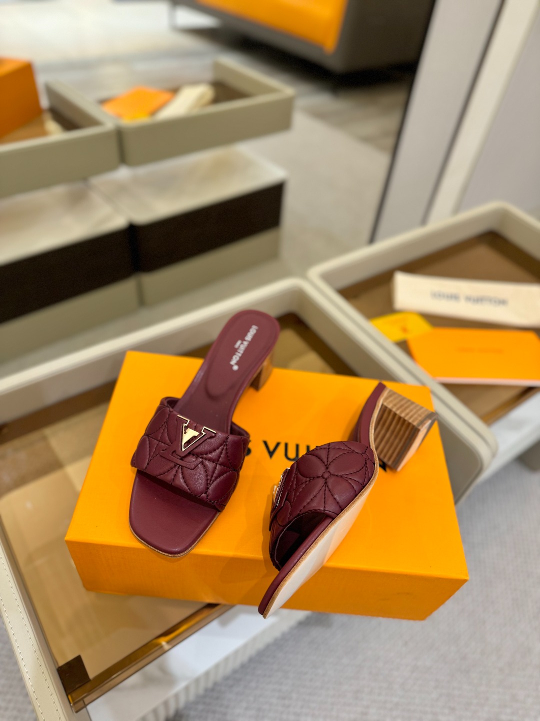 
【代购级】、Louis Vuitton 2025 款官网系列拖鞋！完美楦型、LV最新电绣纹工艺、更显优
