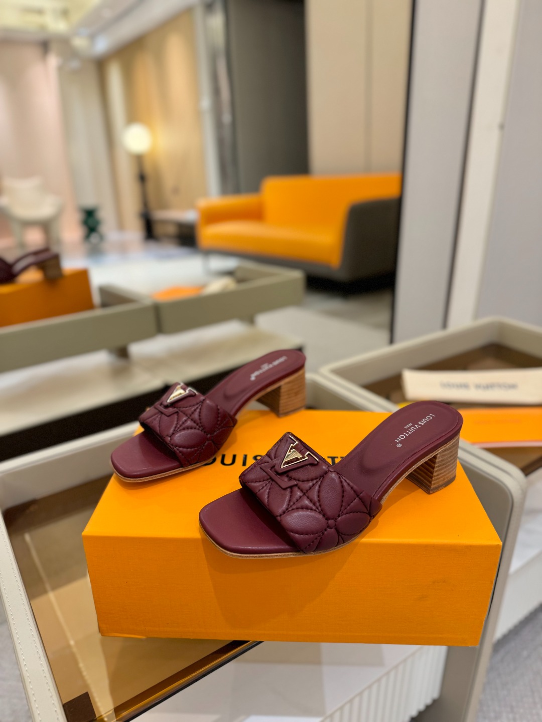 
【代购级】、Louis Vuitton 2025 款官网系列拖鞋！完美楦型、LV最新电绣纹工艺、更显优