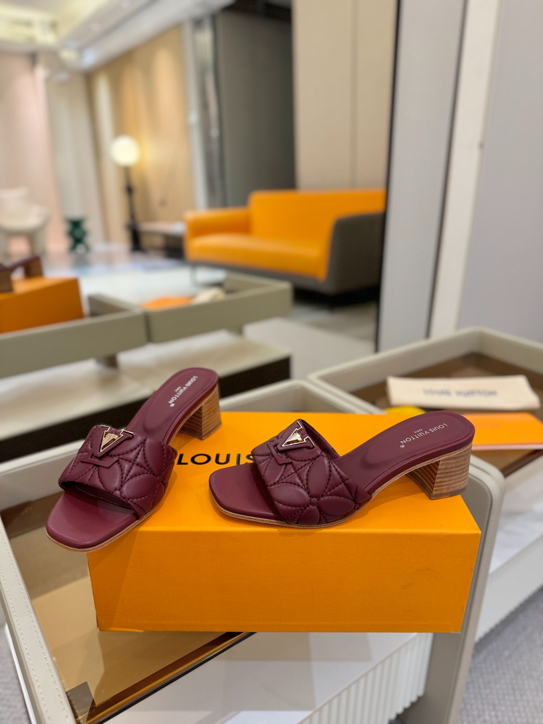 
【代购级】、Louis Vuitton 2025 款官网系列拖鞋！完美楦型、LV最新电绣纹工艺、更显优