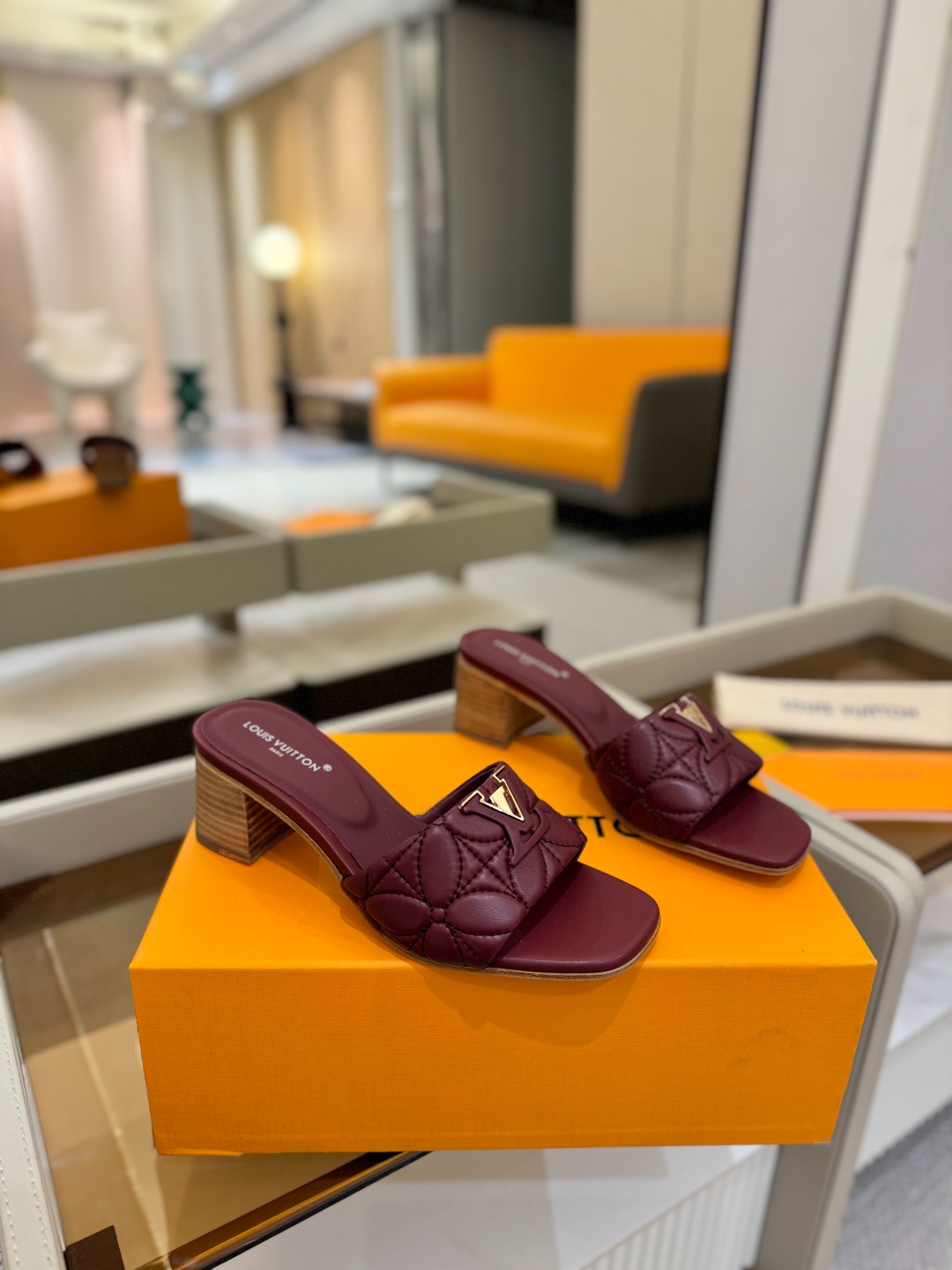 
【代购级】、Louis Vuitton 2025 款官网系列拖鞋！完美楦型、LV最新电绣纹工艺、更显优