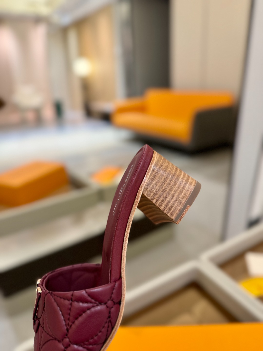 
【代购级】、Louis Vuitton 2025 款官网系列拖鞋！完美楦型、LV最新电绣纹工艺、更显优