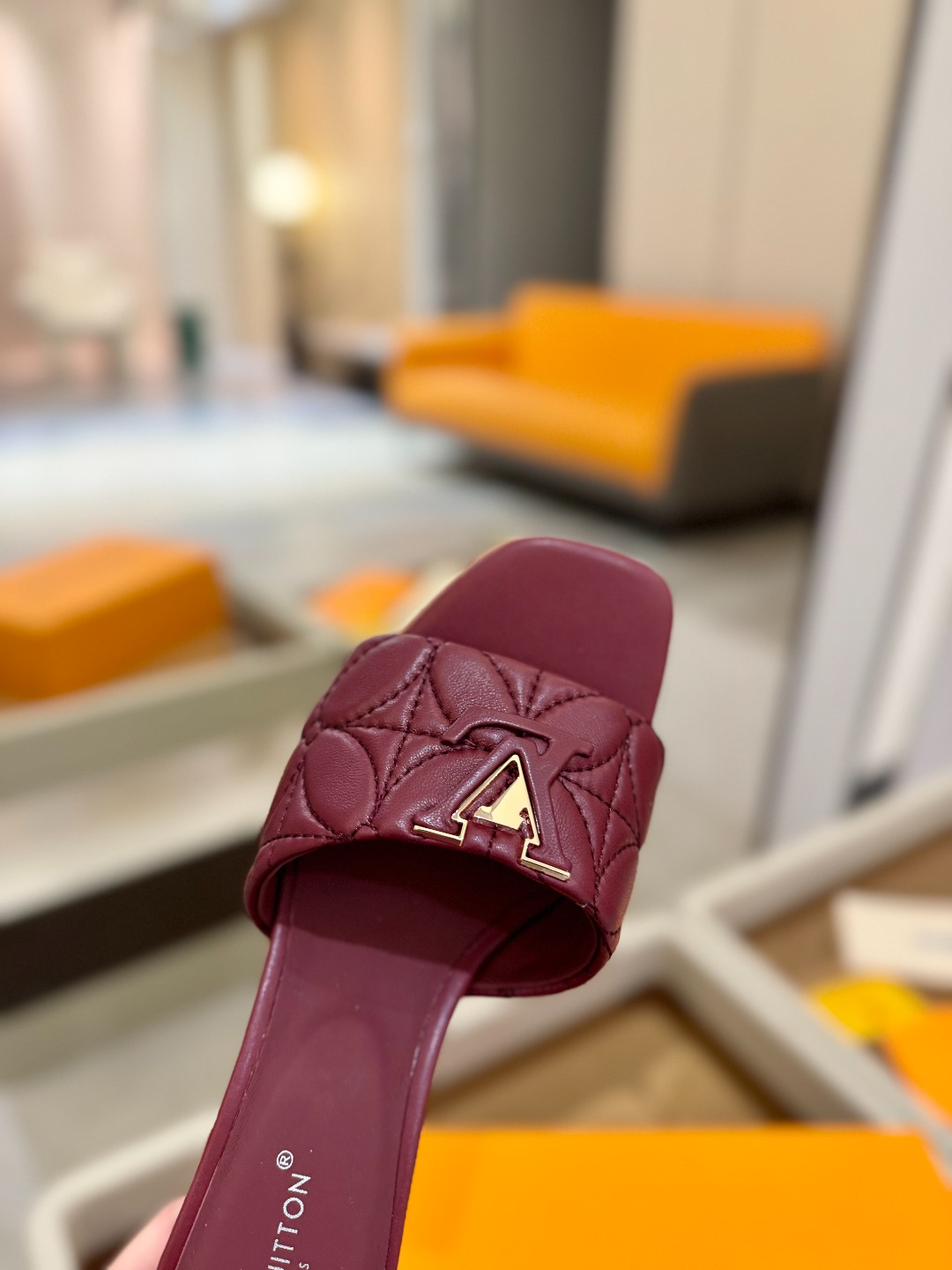 
【代购级】、Louis Vuitton 2025 款官网系列拖鞋！完美楦型、LV最新电绣纹工艺、更显优