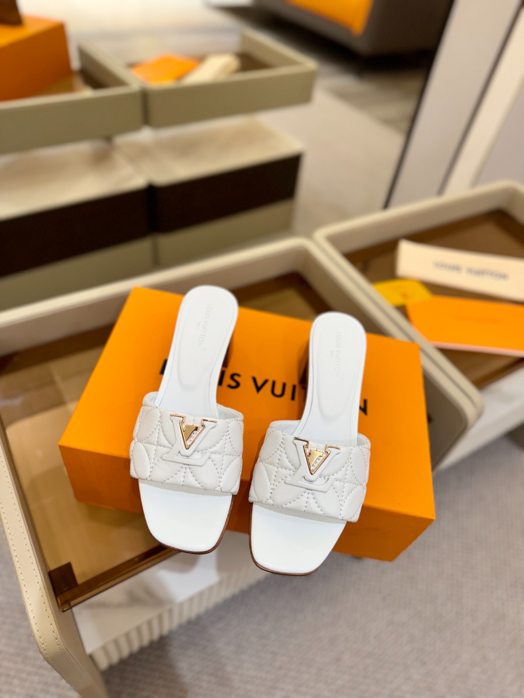 
【代购级】、Louis Vuitton 2025 款官网系列拖鞋！完美楦型、LV最新电绣纹工艺、更显优