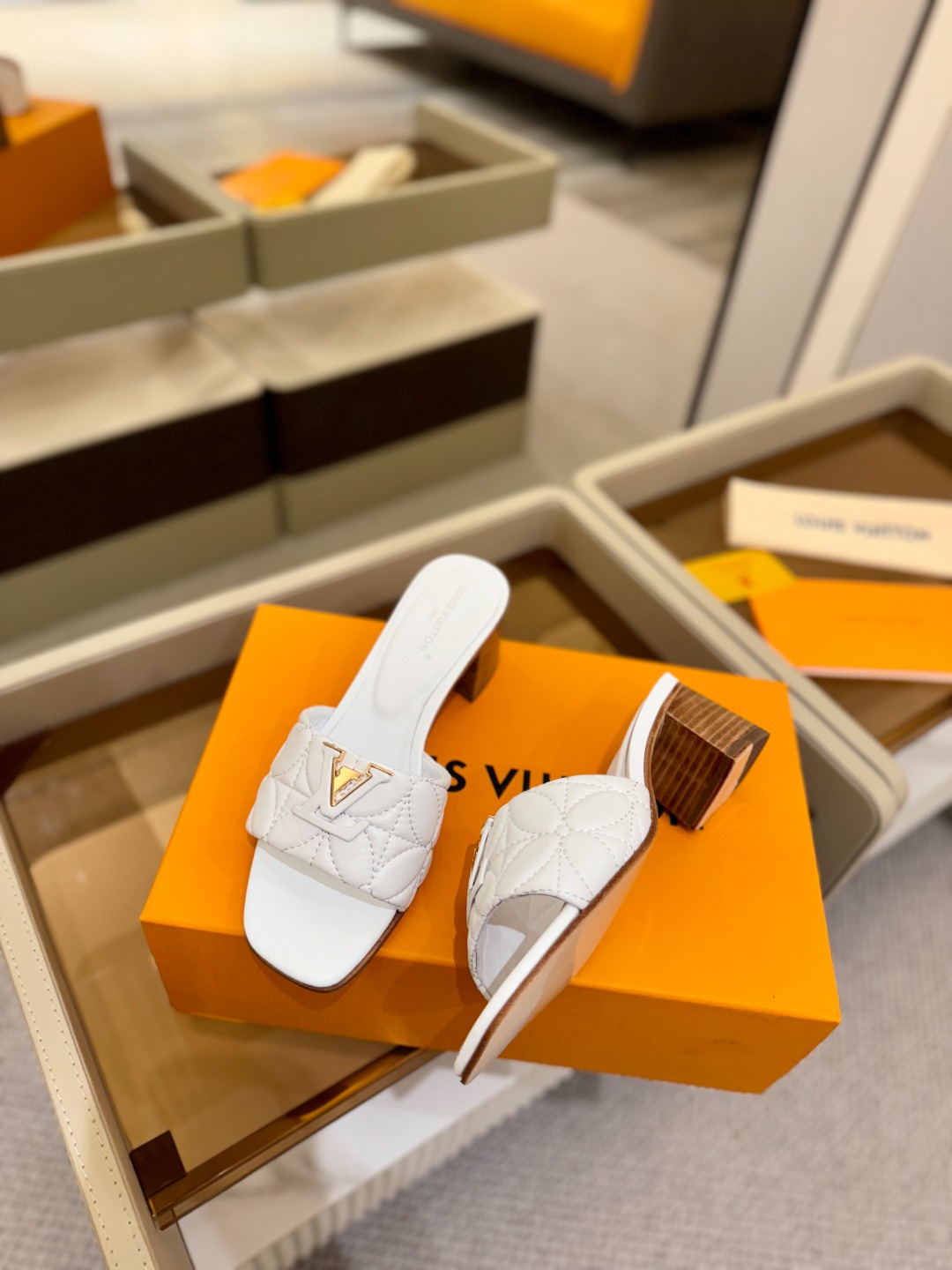 
【代购级】、Louis Vuitton 2025 款官网系列拖鞋！完美楦型、LV最新电绣纹工艺、更显优