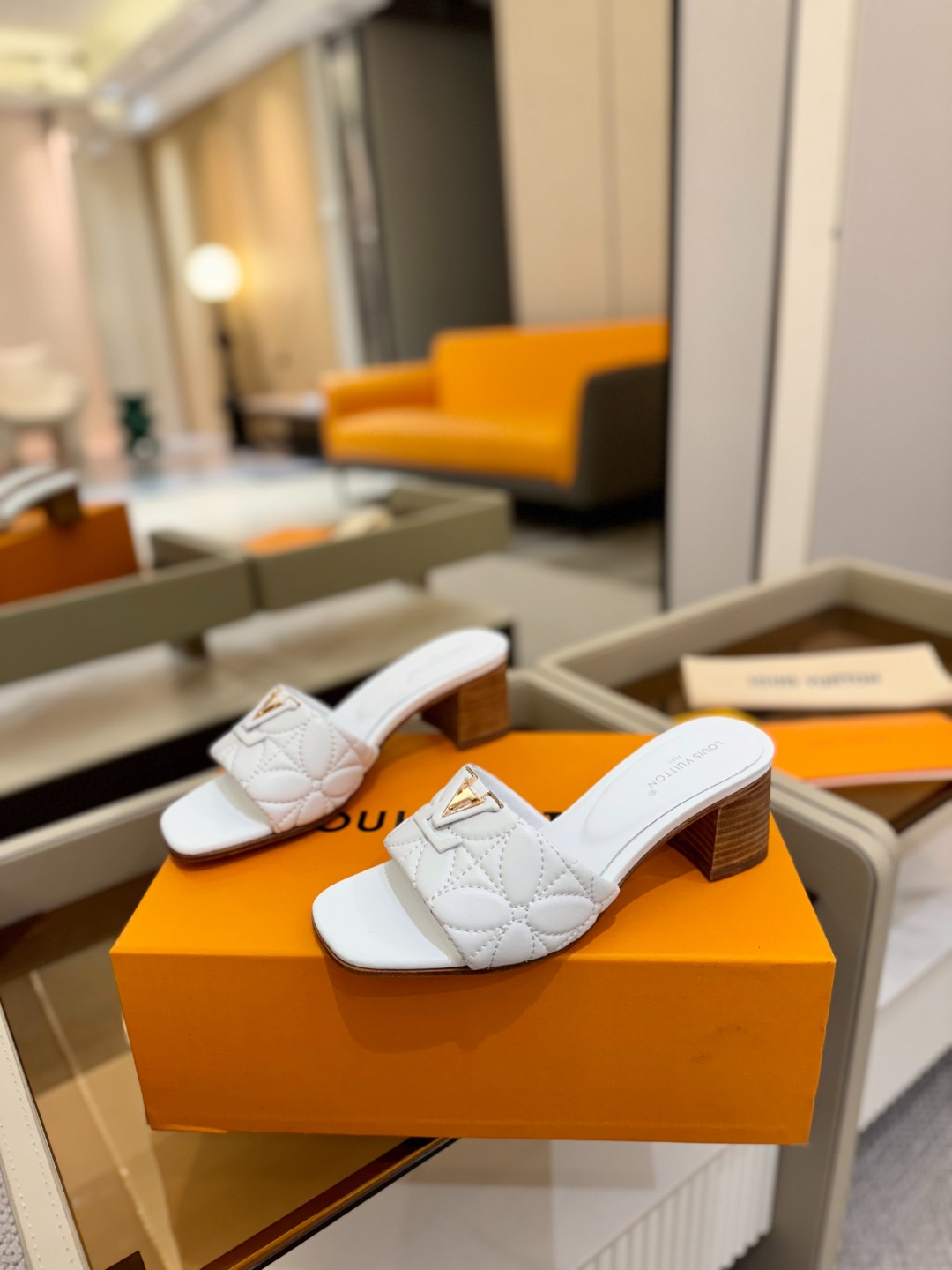 
【代购级】、Louis Vuitton 2025 款官网系列拖鞋！完美楦型、LV最新电绣纹工艺、更显优