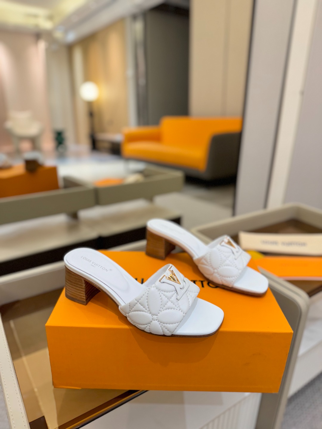 
【代购级】、Louis Vuitton 2025 款官网系列拖鞋！完美楦型、LV最新电绣纹工艺、更显优