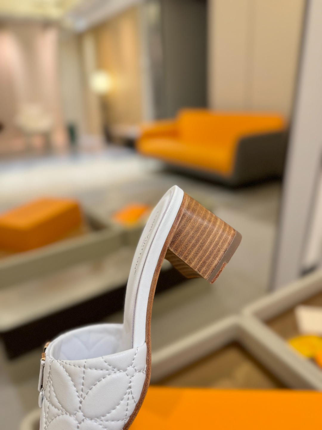 
【代购级】、Louis Vuitton 2025 款官网系列拖鞋！完美楦型、LV最新电绣纹工艺、更显优