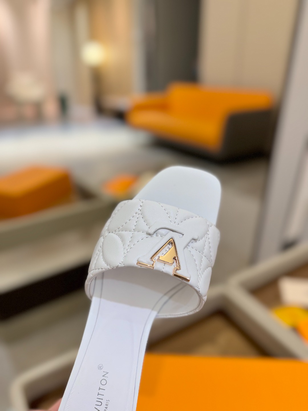 
【代购级】、Louis Vuitton 2025 款官网系列拖鞋！完美楦型、LV最新电绣纹工艺、更显优