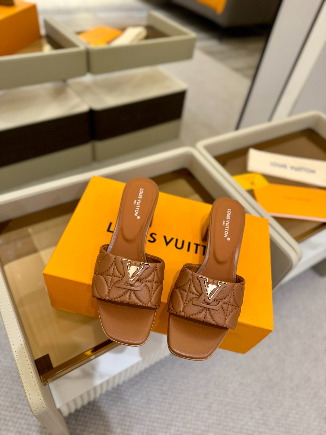 
【代购级】、Louis Vuitton 2025 款官网系列拖鞋！完美楦型、LV最新电绣纹工艺、更显优