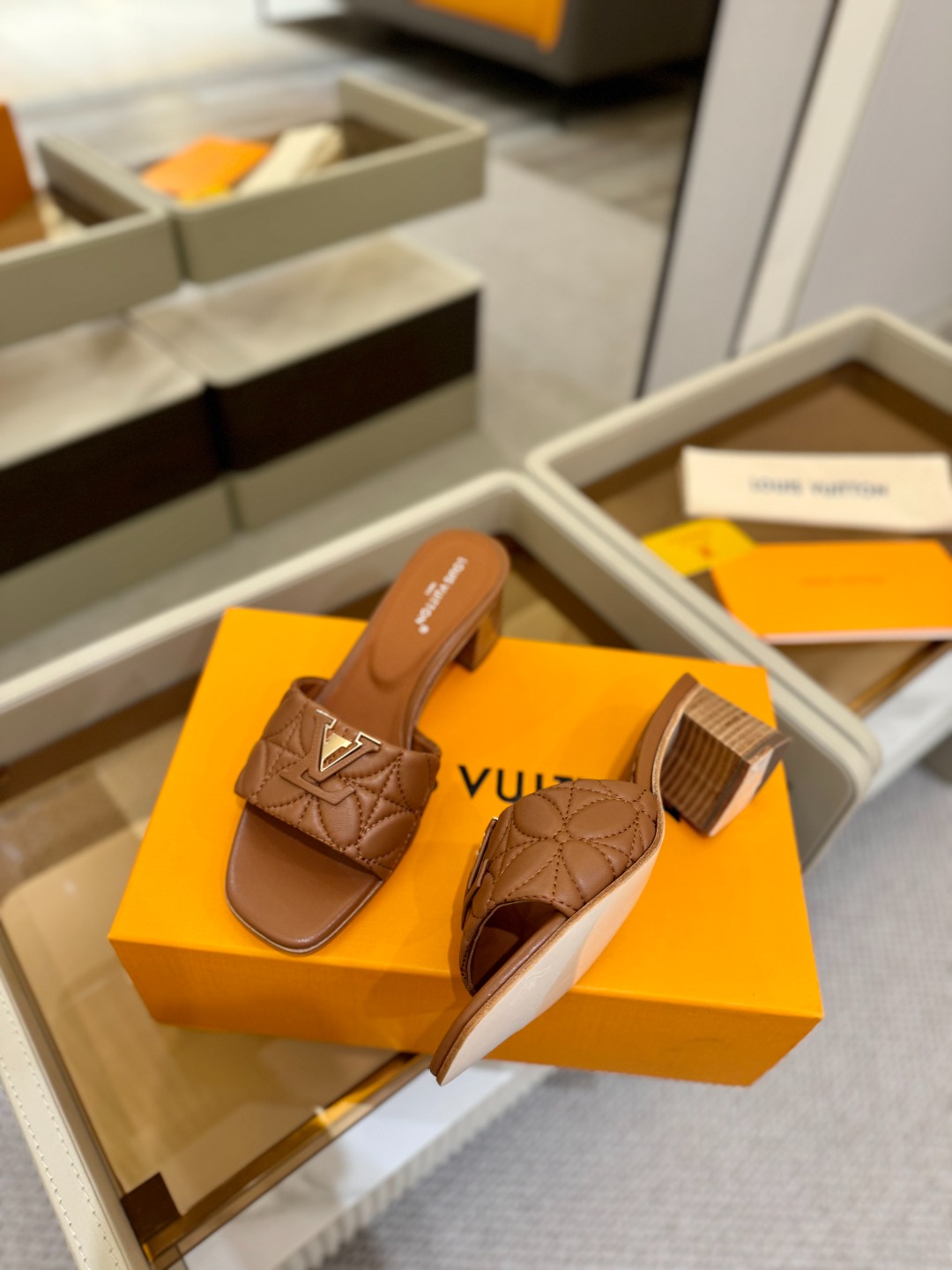 
【代购级】、Louis Vuitton 2025 款官网系列拖鞋！完美楦型、LV最新电绣纹工艺、更显优