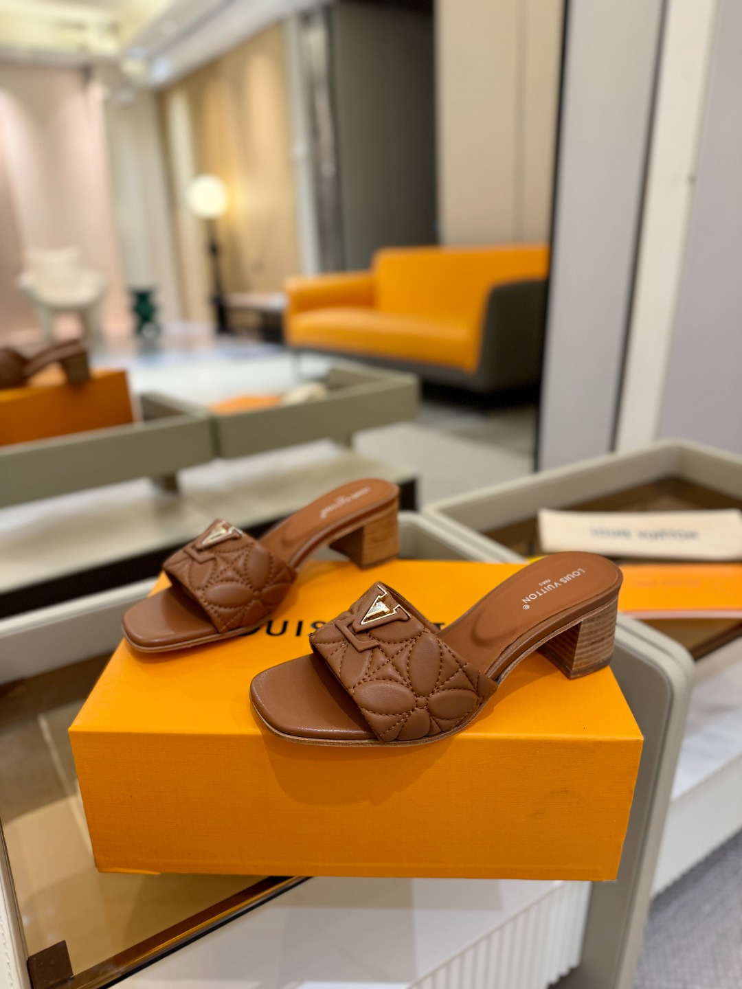 
【代购级】、Louis Vuitton 2025 款官网系列拖鞋！完美楦型、LV最新电绣纹工艺、更显优