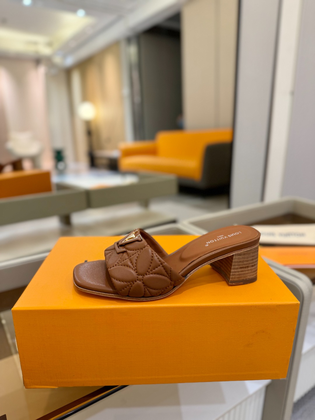 
【代购级】、Louis Vuitton 2025 款官网系列拖鞋！完美楦型、LV最新电绣纹工艺、更显优