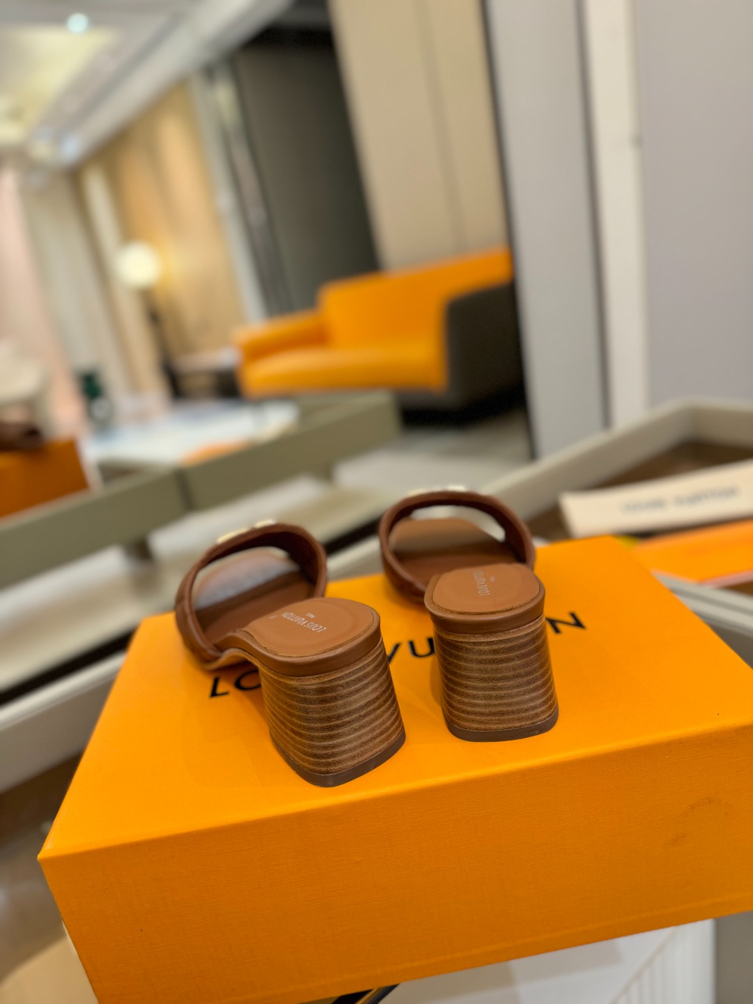 
【代购级】、Louis Vuitton 2025 款官网系列拖鞋！完美楦型、LV最新电绣纹工艺、更显优