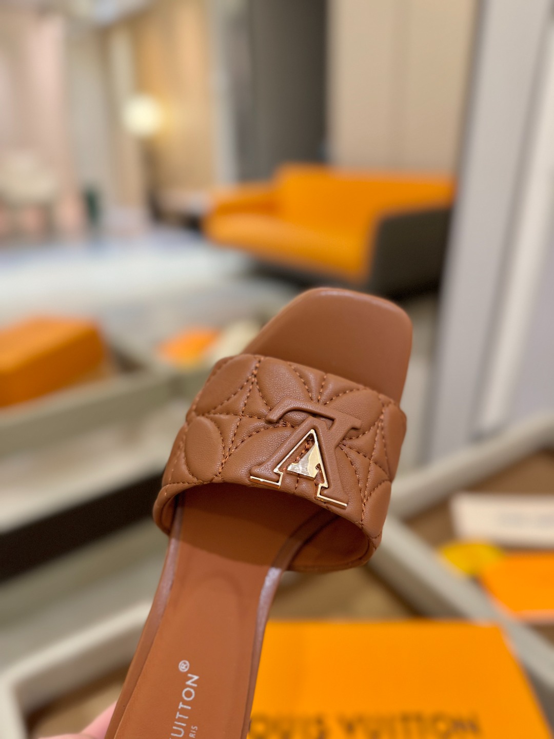 
【代购级】、Louis Vuitton 2025 款官网系列拖鞋！完美楦型、LV最新电绣纹工艺、更显优